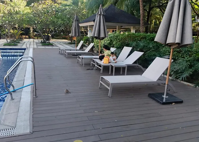 Runway Oasis Beside Airport Naia Terminal1,2&4 *